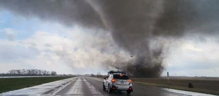 Tornados matan a 2 personas en Oklahoma