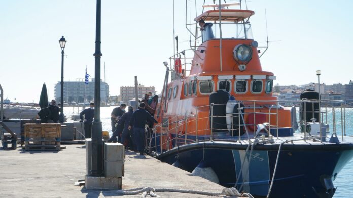 Tres niñas inmigrantes muertas y 16 rescatados en un naufragio en Atenas