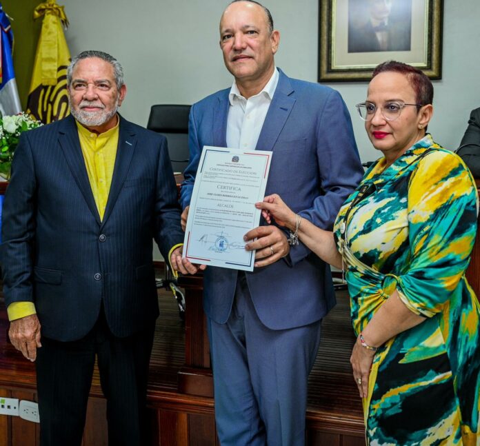 Ulises Rodríguez recibe certificado como próximo alcalde de Santiago