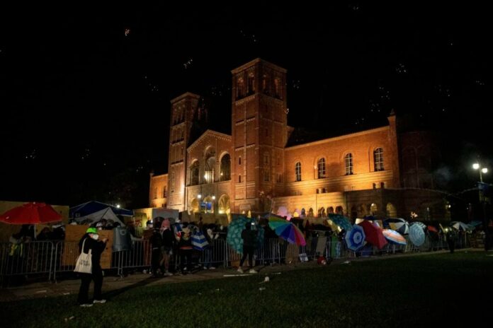 Despliegue policial en la Universidad de Los Ángeles tras los altercados de manifestantes