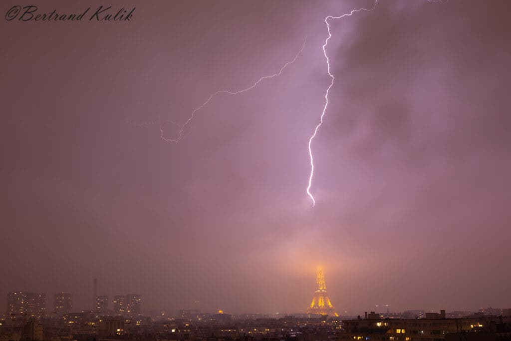 Tormenta eléctrica en París: las impresionantes imágenes de la Torre Eiffel alcanzada por un rayo