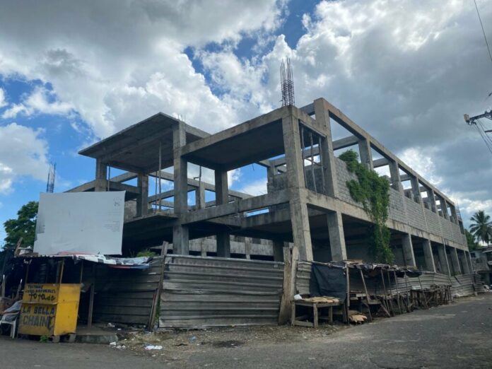 Comerciantes del mercado en Los Alcarrizos: entregarían en seis meses y van  dos años