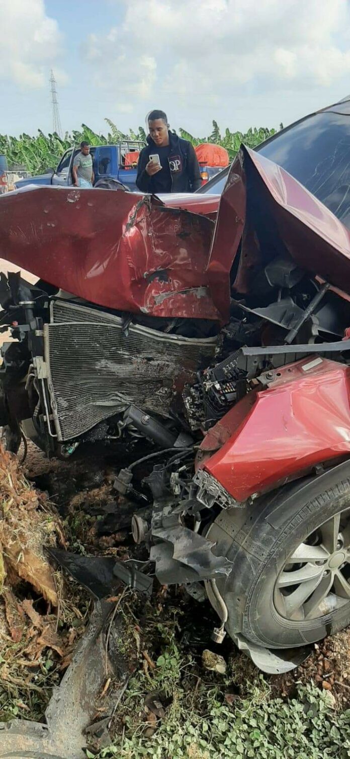 Hombre muere al estrellarse contra árbol en carretera Oviedo-Pedernales