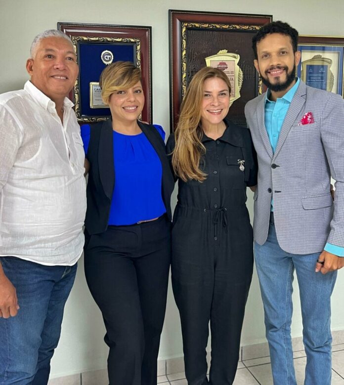 Carolina Mejía juramenta en el PRM a la actriz Yesenia Núñez y a su equipo de trabajo