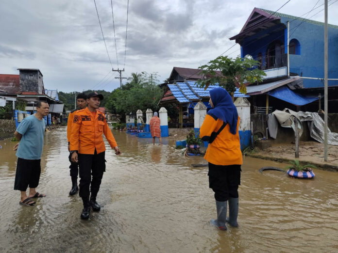 Al menos 15 muertos por inundaciones y corrimientos de tierra en Indonesia