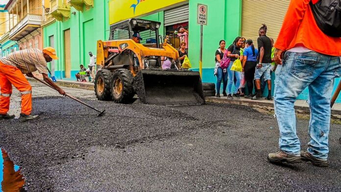 Alcalde Ulises Rodríguez inicia asfaltado y bacheo de las calles en Santiago