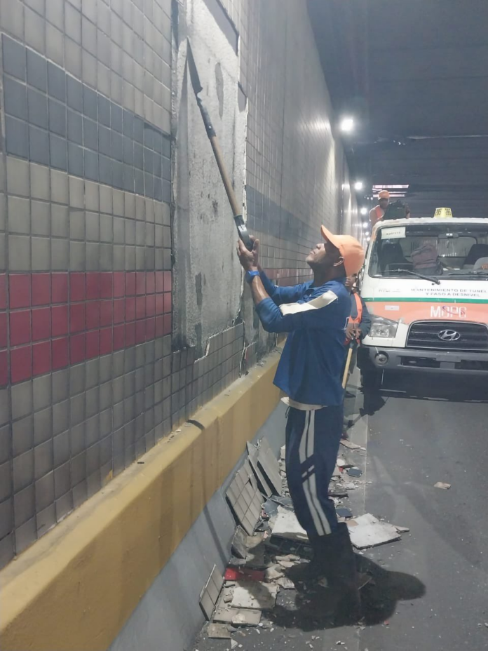 Aseguran que no hay peligro tras desprendimiento de lozas en el túnel de la 27 de Febrero