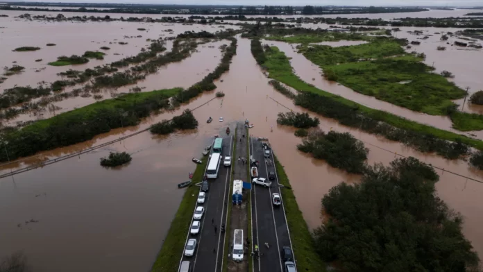 Aumentan a 57 las muertes por las inundaciones en el sur de Brasil