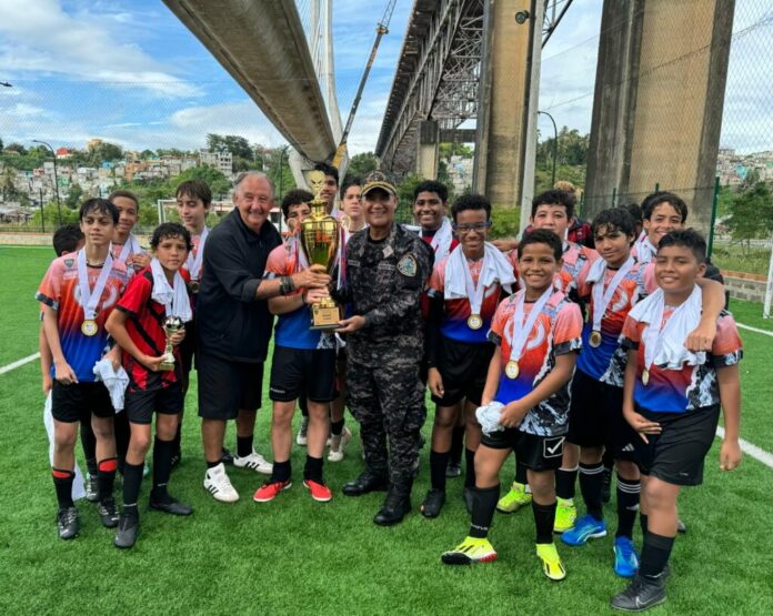 Bauger vence Policía FC Los Guandules, gana fútbol niños dedicado a su trayectoria 