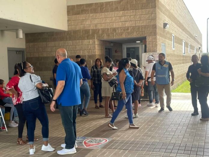 En Miami dominicanos acudieron a las urnas a votar por sus candidatos de preferencias
