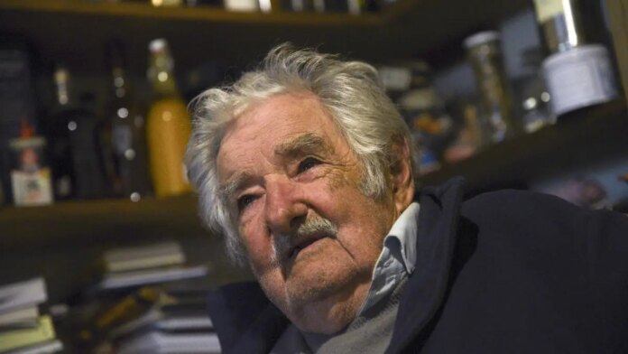 Expresidente José Mujica dice tiene cáncer de esófago