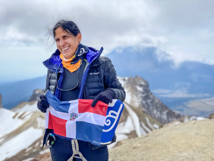 La dominicana Thais Herrera alcanza la cima del monte Everest, la primera del país