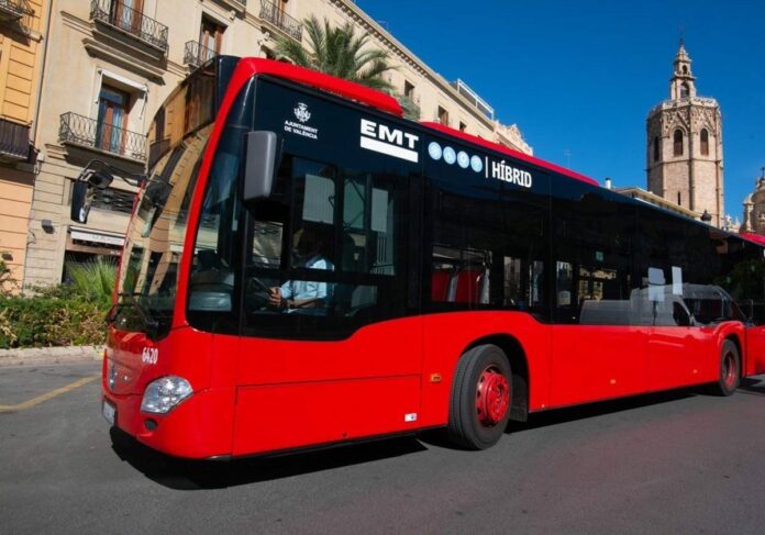 Nace un bebé en un autobús de EMT València en un parto asistido por el padre y el pasaje