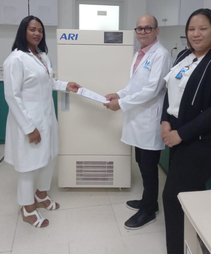 Ney Arias Lora recibe del SNS moderno congelador de plasma