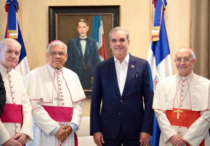 Presidente Abinader recibe visita del cardenal italiano Fernando Filoni
