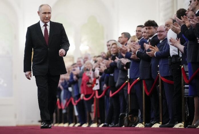 Putin se ofrece a dialogar al jurar su quinto mandato