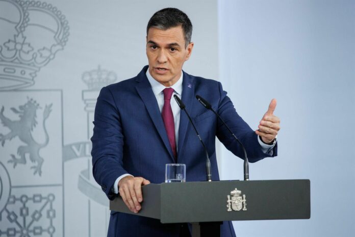 Sánchez insta militancia a defender democracia tras decisión de continuar