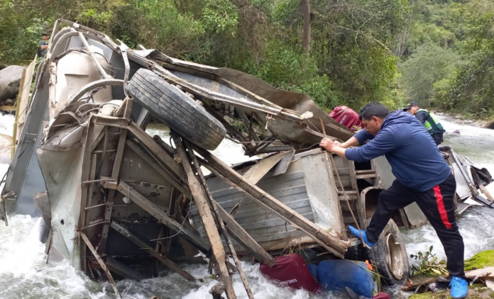 Sube a 27 muertos en vuelco autobús Perú
