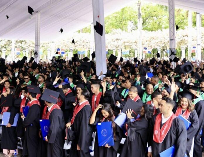UCATECI entrega 479 nuevos profesionales a la sociedad