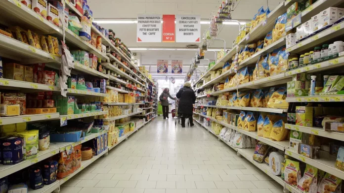 Un niño de once años roba más de 6.000 euros de la caja de un supermercado