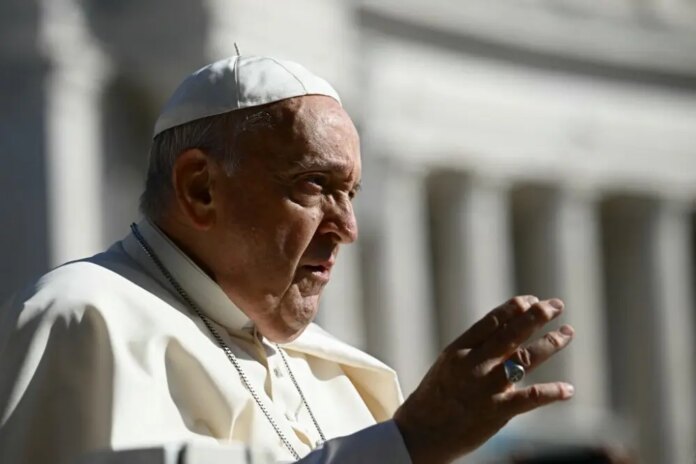 El papa llama a acoger a los homosexuales en la Iglesia pero con «prudencia» en seminarios