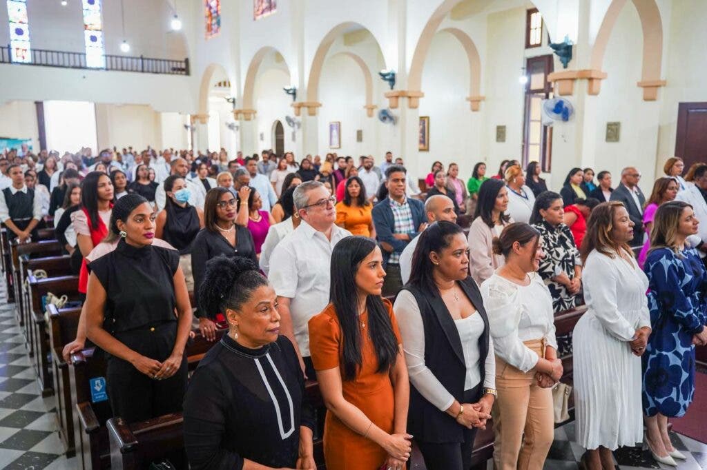 Asistentes a la misa por tercer aniversario de Superate