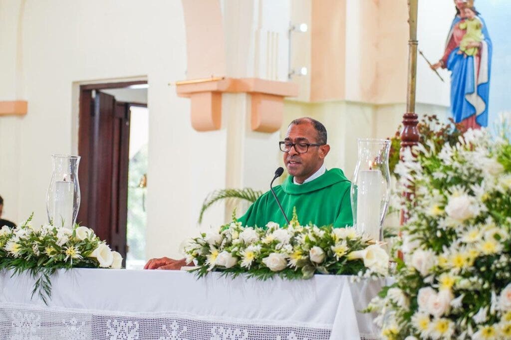 Padre Edison Capellan oficiante de la misma por tercer aniversario Superate