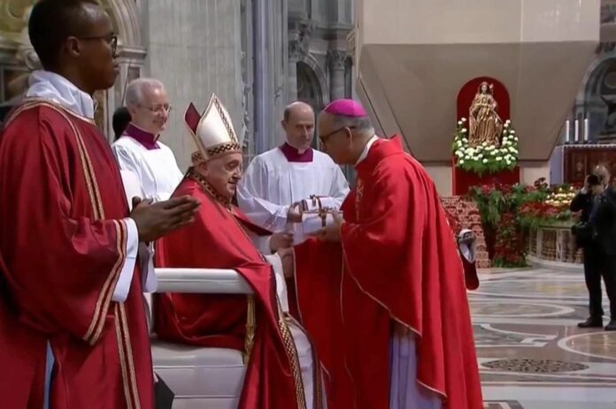 Papa Francisco entrega palio al arzobispo de Santiago Héctor Rafael Rodríguez