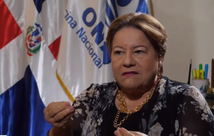 Gloria Ceballos, directora de Onamet da seguimiento a huracán Beryl. 