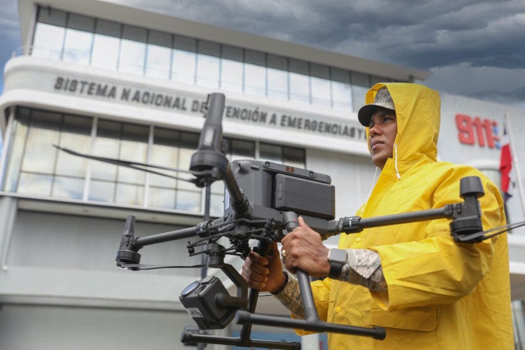 Colaborador del 911 operar dron como parte de plan de contingencia por posibles efectos de huracán Beryl. 