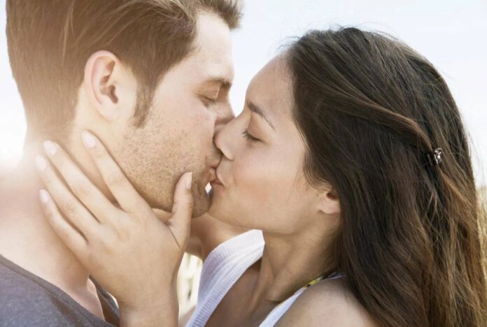 Apresan mujer que arrancó parte de la lengua a novio durante un beso