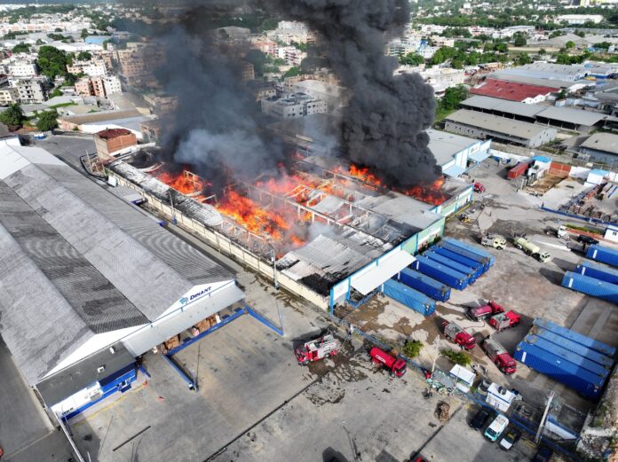 Aseguran uso de drones resultó vital para controlar incendio en nave industrial de autopista Duarte
