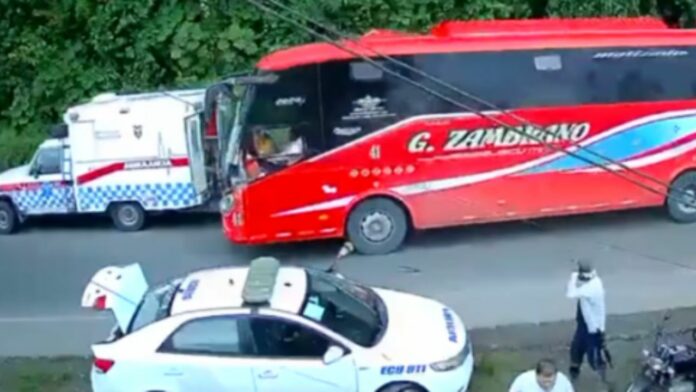 Autobús arrolla paramédicos que atendían accidente en vía de Ecuador