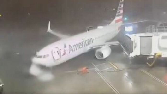 Avión de American Airlines es arrastrado por fuertes vientos en aeropuerto de Texas