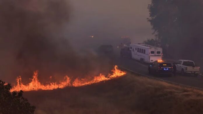 Bomberos de California continúan luchando contra incendios forestales provocados por viento al este de San Francisco