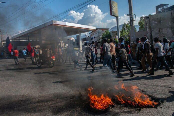 Cientos de haitianos protestan por el asesinato de tres policías a manos de bandas armadas