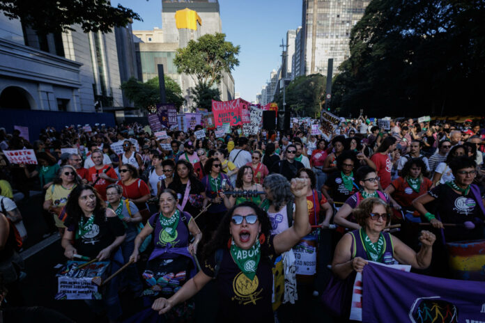 Cientos de mujeres vuelven a protestar en Brasil contra penar el aborto como un homicidio