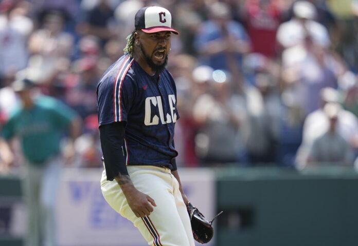 Clase logra su salvamento 22y reduce su efectividad a 0.76