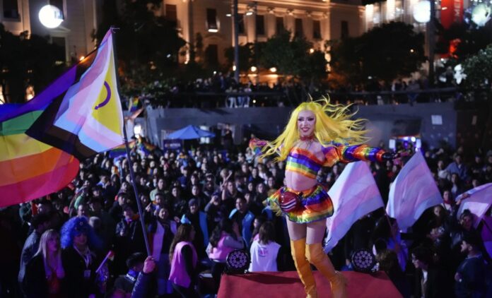 Con banderas del arco iris celebran orgullo LGBTQ y exigen más derechos en América Latina