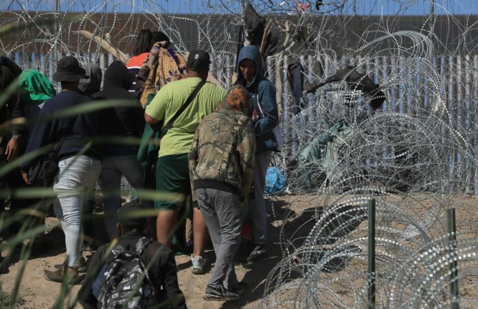 Detenciones de migrantes en la frontera de EE.UU. se redujeron un 10 % tras restricciones