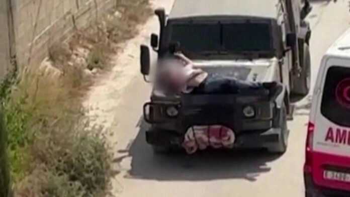 Ejército israelí amarra a un palestino herido al capó de un vehículo militar