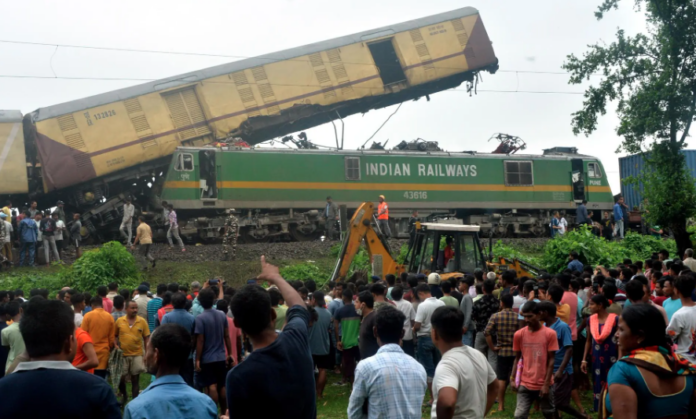 Elevan a 8 el balance de muertos en un choque de trenes en el noreste de la India 