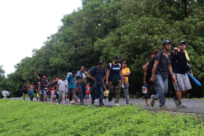 En víspera de elecciones México frena la caravana migrante en la frontera sur