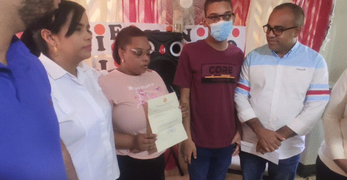 Gobierno entrega aporte de 900 mil pesos a joven afectado con Leptospirosis en Dajabón
