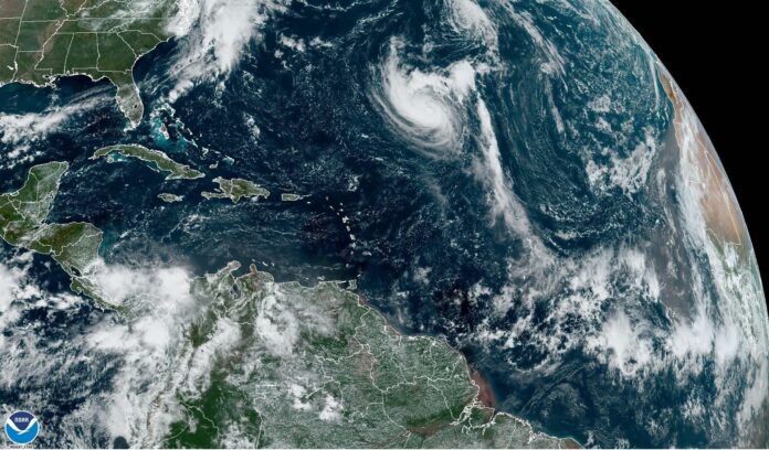 Huracán Beryl ahora es categoría tres y azotará las Antillas mañana