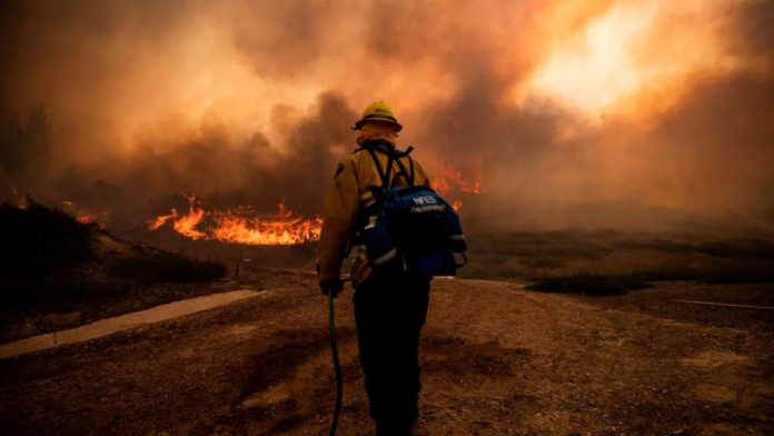 Incendio al norte de Los Ángeles provoca el desalojo de 1.200 personas