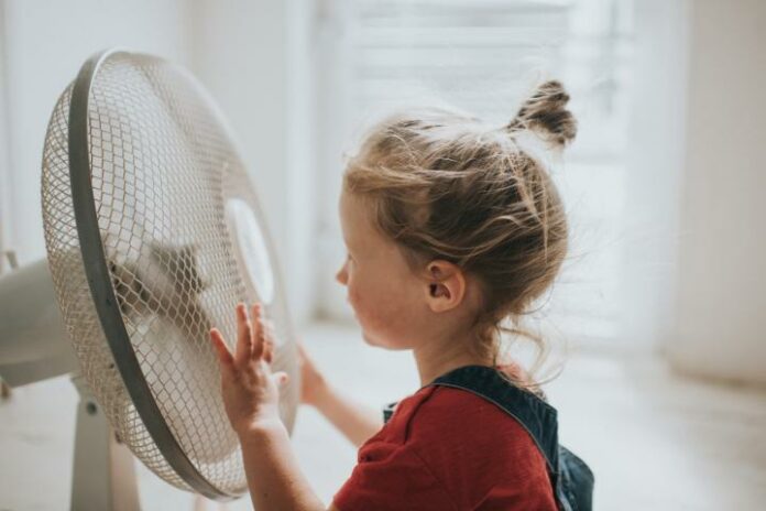 La exposición al frío y al calor extremos en la niñez puede afectar al desarrollo cerebral