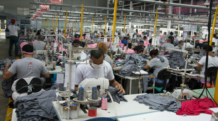 La manufactura aportó 148,600 empleos formales en abril pasado, dice Industria y Comercio