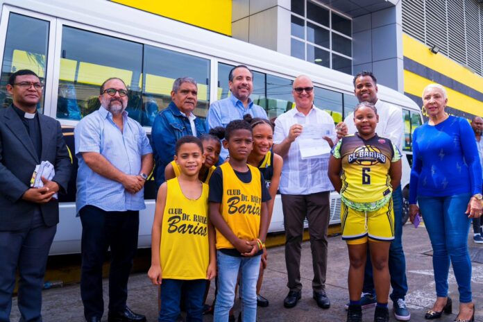 MAPRE anuncia remodelación club Rafael Barias; entregan autobús