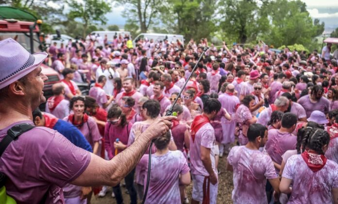 Más de 8.000 ‘combatientes’ se lanzan 40.000 litros de vino en un festival en España